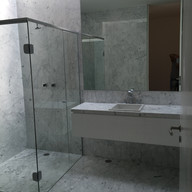banheiro em branco carrara