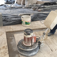 acabamento em obra de piso travertino navona