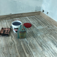 acabamento em travertino silver com resina transparente e depois polido em Riviera de Sao Lourenco
