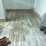 acabamento em travertino silver com resina transparente e depois polido em Riviera de Sao Lourenco