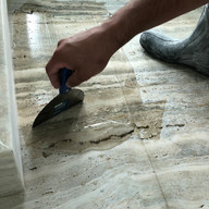 acabamento em travertino silver com resina transparente e depois polido em Riviera de Sao Lourenco