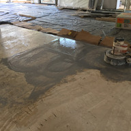 acabamento em obra de piso travertino navona