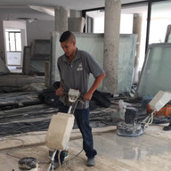 acabamento em obra de piso travertino navona