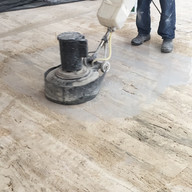 acabamento em obra de piso travertino navona