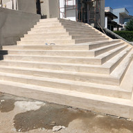 colcoacao de escada com acabamento meia esquadria em travertino navona escovado