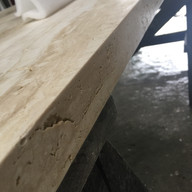 acabamento meia esquadria em travertino navona