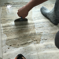acabamento em travertino silver com resina transparente e depois polido em Riviera de Sao Lourenco