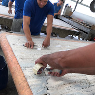 aplicacao de resina e tela em travertino para seguir para polimento industrial e em seguida enviado para marmoraria para projeto em Tambore 1