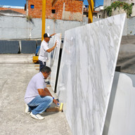 aplicacao de hidrofugante na chapa de calacatta antes da producao