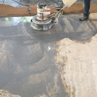 acabamento em obra de piso travertino navona