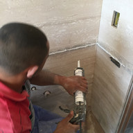 aplicacao de silicone PU branco para colocacao da bancada em travertino romano classico