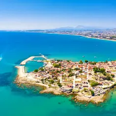Een vakantie in Side? Doen! Side is één van de populairste bestemmingen in Turkije. Hier vertoef je onder het warme zonnetje direct aan het strand of het zwembad. Turkije staat bekend om de ideale all inclusive zonvakantie, maar in Side is er veel meer dan dat! De stad aan de Turkse Riviera heeft culturele bezienswaardigheden zoals het Romeinse amfitheater of mooie natuurgebieden als de watervallen van Manavgat. Toe aan waterpret? Dan zijn er genoeg langgerekte stranden of fantastische aquaparken te vinden. Langs de haven ontdek je het Turkse uitgaansleven bij gezellig bars en discotheken. Zo geniet je tijdens je vakantie in Side van goed uitgeruste resorts én een bruisende omgeving. Klinkt heerlijk toch? Boek snel en ga goedkoop met Duitsetouroperators.nl op vakantie naar Side!