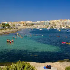 Een vakantie naar het kleine en gezellige plaatsje Qawra? Het voormalige vissersdorpje gelegen in een prachtige baai behoort nu tot één van de leukste badplaatsen van Malta. Geniet hier van de zon op de rotsachtige stranden of duik en snorkel in het heldere zeewater. Vanaf de gezellige boulevard vol met leuke terrasjes kun je wandelend naar het volgende dorpje Bugibba. Of bezoek de bijzondere parochiekerk, de wachttoren genaamd Qawra Tower en het Malta National Aquarium. Ben je een autoliefhebber? Dan is een bezoekje aan het automuseum zeker de moeite waard. Aan het einde van de dag kan je heerlijk genieten van een hapje en drankje in de Tourist Street en eindigen in één van de gezellige clubs en barretjes.
