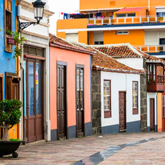 Met een vakantie in Los Llanos de Aridane beleef je een fantastische mix tussen natuur, cultuur, historie en stranden. Dit is één van de leukste plaatsen om te verblijven tijdens een vakantie op La Palma. Door de ligging van Los Llanos de Aridane op de Canarische Eilanden ben je dicht bij de zwarte lavastranden, maar ook bij het bergachtige binnenland met valleien vol naaldbossen, hoge bergpieken en kraters. Je kunt hier urenlange wandelingen maken door de fenomenale natuur, dus neem je wandelschoenen zeker mee op reis! Natuurlijk is het op vakantie ook tijd voor lekker eten en drinken. Daarvoor zit je perfect in het historische en typisch Spaanse centrum van Los Llanos de Aridane!