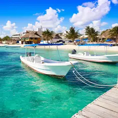Een van de beste plekken in heel Mexico om je vakantie door te brengen is Puerto Morelos. Dit stadje met parelwitte stranden en een azuurblauwe zee heeft zon 10.000 inwoners en is de ideale vakantiebestemming voor mensen die houden van prachtige natuur en mooie stranden in een relatief rustige omgeving. Het stadje op schiereiland Yucatan ligt tussen Cancun en Playa del Carmen in, beide op ruim 35 minuten afstand. Vanuit Puerto Morelos kun je prima de rest van Quintana Bay verkennen. Je kunt in Puerto Morelos het hele jaar door genieten van de zon, het kwik daalt hier namelijk zelden onder de 25 graden.