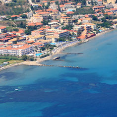 Ben je op zoek naar een rustige vakantiebestemming vol zon? Denk dan eens aan Argassi. Dit kleine pittoreske dorpje ligt aan de noordoostkust van het eiland Zakynthos in Griekenland en beschikt over een heerlijk zandstrand. Hier geniet je vanaf een ligbedje van een goed boek en heerlijk drankje, terwijl de kinderen veilig in het ondiepe water van de branding spelen. Na een lekker dagje luieren aan zee loop je 's avonds zó het centrum van Argassi in voor een heerlijk traditioneel Grieks diner. De vriendelijke locals doen er alles aan om te zorgen dat je van een heerlijke vakantie onder de Griekse zon kunt genieten, en door de vele activiteiten zullen de kinderen zich ook absoluut niet vervelen in dit knusse dorpje.