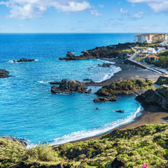 Wanneer je aankomt op de luchthaven van La Palma is het maar een kort ritje naar Los Cancajos. Het is de tweede grootste badplaats op dit eiland dat ligt op de Canarische eilanden. Het rustige kustdorpje is de ideale vakantiebestemming door de combinatie van een ruim lavastrand, het gezellige centrum en kleinschalige accommodaties. Wanneer je de omgeving gaat ontdekken zul je zien dat je met slechts een paar stappen van je hotel op het zwarte lavastrand staat. Alle hotels vind je namelijk op loopafstand van de stranden. Langs de kustlijn loopt een lange wandelpromenade waar je de mooiste vergezichten over de soms ruige zee hebt. Dit is de ideale plek voor een rustige vakantie waar je volop kunt genieten van de mooie natuur!