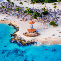 Herken jij ze nog? Die typische ansichtkaarten met witte zandstranden, mooie groene palmbomen en een heldere turquoise blauwe zee? Dan ben je in het tropische Bayahibe op de juiste plek! Deze sfeervolle badplaats aan de Zuidkust van de Dominicaanse Republiek is het ultieme paradijs voor zon- en strandliefhebbers. Naast zonnen op de heerlijke bounty stranden kan je hier ook goed snorkelen en duiken! Bij het Dominicus strand spot je vele kleurrijke vissen. Ook kan je een van de verschillende onderwatergrotten ontdekken of gaan duiken bij het scheepswrak van St. George. De mooie All Inclusive resorts in Bayahibe staan garant voor een zorgeloze vakantie. En het gehele jaar door is het hier lekker warm, 100% genieten dus!