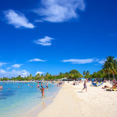 Ocho Rios, ook wel Ochie genoemd, ligt aan de Noordkant van het eiland Jamaica. Deze stad was vroeger een vissersdorpje en nu is uitgegroeid tot een heerlijke vakantiebestemming! Ga hier naar de Dunns River Falls, waar de mooiste watervallen van de wereld zijn! Loop mee met de waterval naar zee. Zin om te swingen en hou je van muziek? Ga dan naar Nine Miles want daar is Bob Marley geboren, bezoek daar vooral het museum! Liever een dag niks doen? Ga dan naar de witte zandstranden met de azuurblauwe zee. Geniet aan het James Bond Beach en misschien komt Daniel Craig nog uit het water lopen. Geniet van een heerlijke vakantie in Ocho Rios!