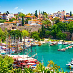 Lara is een populaire vakantiebestemming aan de Turkse Riviera. Het is een bestemming dat vooral bij vakantiegangers die van luxe houden in trek is. De stad ligt in de regio Antalya en staat bekend om haar vele luxe 5-sterren resorts, waardoor het ook wel het ‘Las Vegas van Turkije wordt genoemd. De resorts bieden alles wat je nodig hebt tijdens je vakantie, maar als je het hotel wil verlaten kun je aan het fijne strand liggen of een aantal verschillende toeristische winkelcentra bekijken. Een vakantie in Lara is vooral geschikt voor vakantiegangers die van de zon houden en het liefst willen relaxen op het strand of in het zwembad. Je kunt natuurlijk ook bezienswaardigheden bekijken zoals de Düdenwatervallen, één van de mooiste watervallen van Turkije!