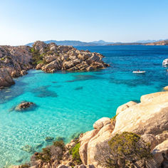 Droom jij van een vakantie naar Sardinië? Dit Italiaanse eiland aan de westkust staat bekend om helderblauwe wateren en witte zandstranden die je direct in vakantiestemming brengen. Maar Sardinië biedt meer dan alleen strand! De hoofdstad Cagliari is een must voor cultuurliefhebbers, terwijl het charmante Alghero je meeneemt naar de rijke historie van het eiland. Daarnaast is Sardinië een paradijs voor fijnproevers: proef lokale kazen, geniet van heerlijke wijnen en ontdek traditionele gerechten. Of je nu komt voor het strand, cultuur of culinair genieten; een vakantie naar Sardinië is gewoonweg genieten. Bekijk onze beste deals naar Sardinië en boek jouw vakantie nu bij Duitsetouroperators.nl