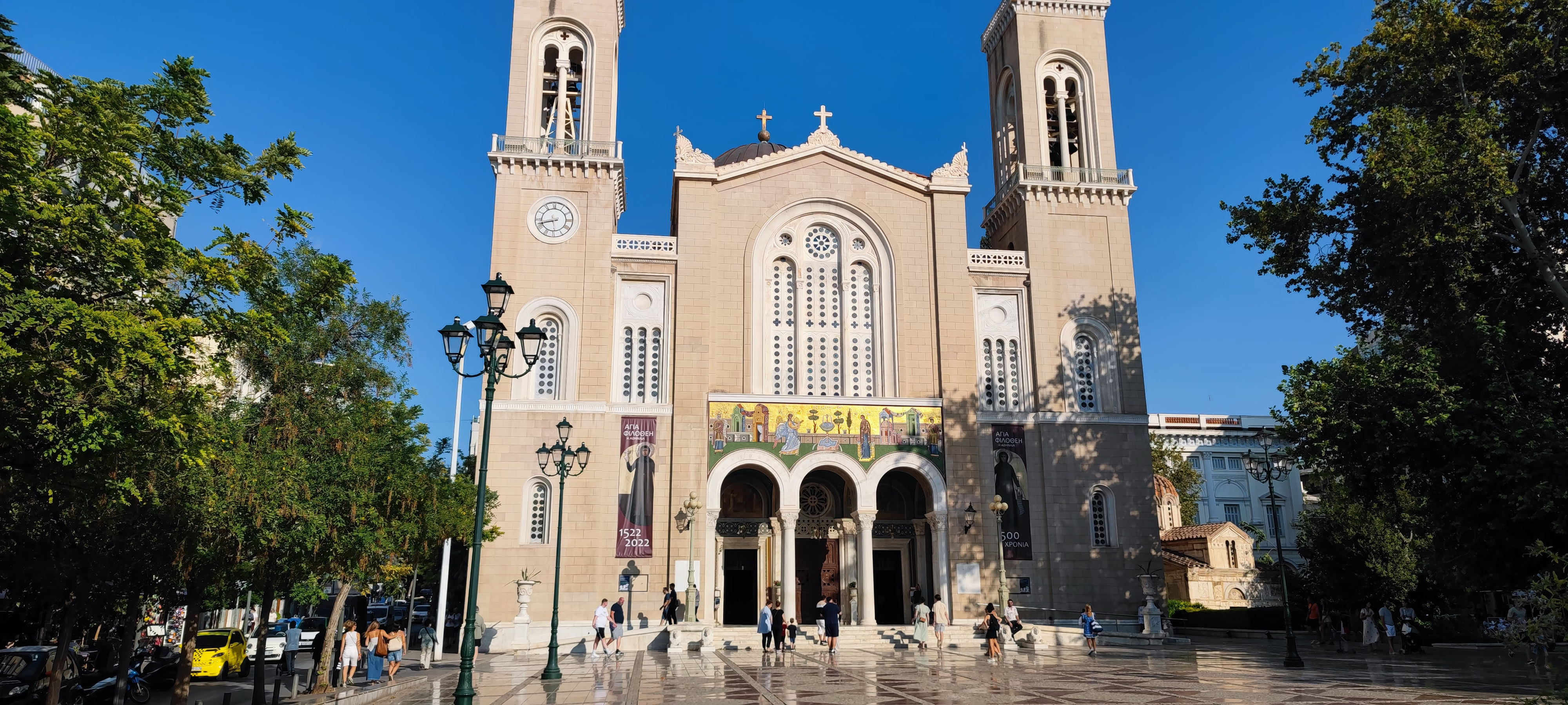 קתדרלת המטרופוליטן של אתונה - עצירה שקטה בשכונה רועשת