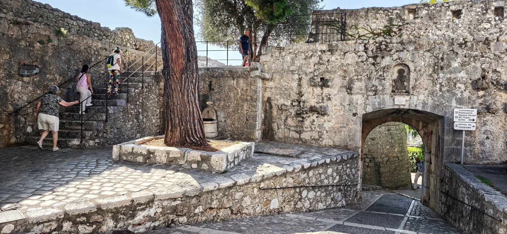 שבילים, בית הקברות והנוף שמחוץ לחומות
