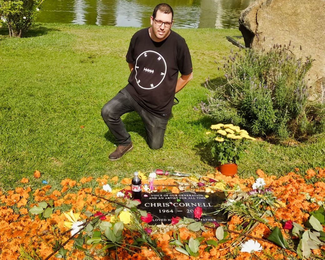 Boaz Albert visiting Chrss Cornell grave Hollywood Forever Cemetery