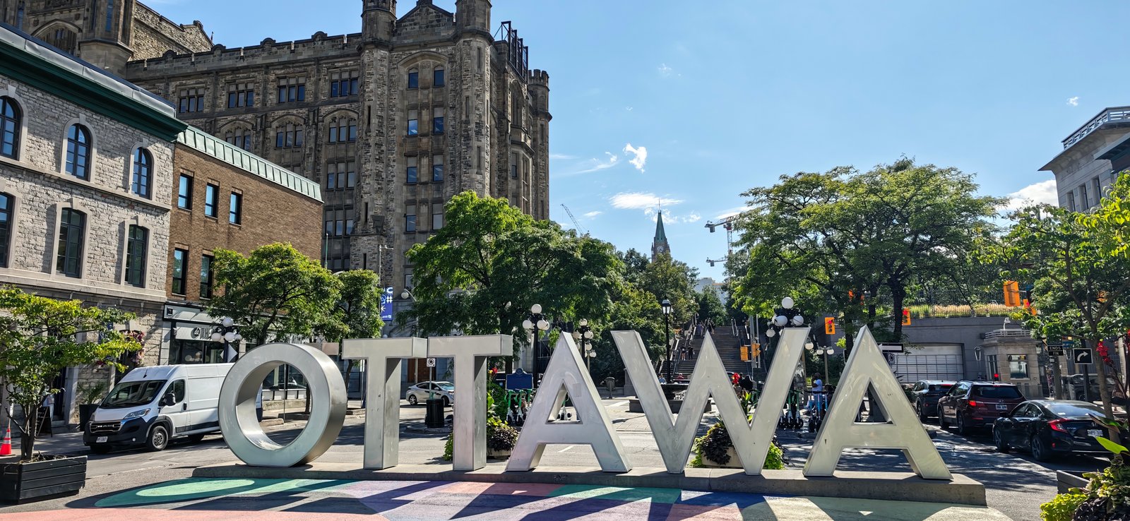 שלט OTTAWA ליד אזור השוק