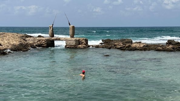 חוף נווה ים והלגונה: בריכת ים טבעית ליד עתלית
