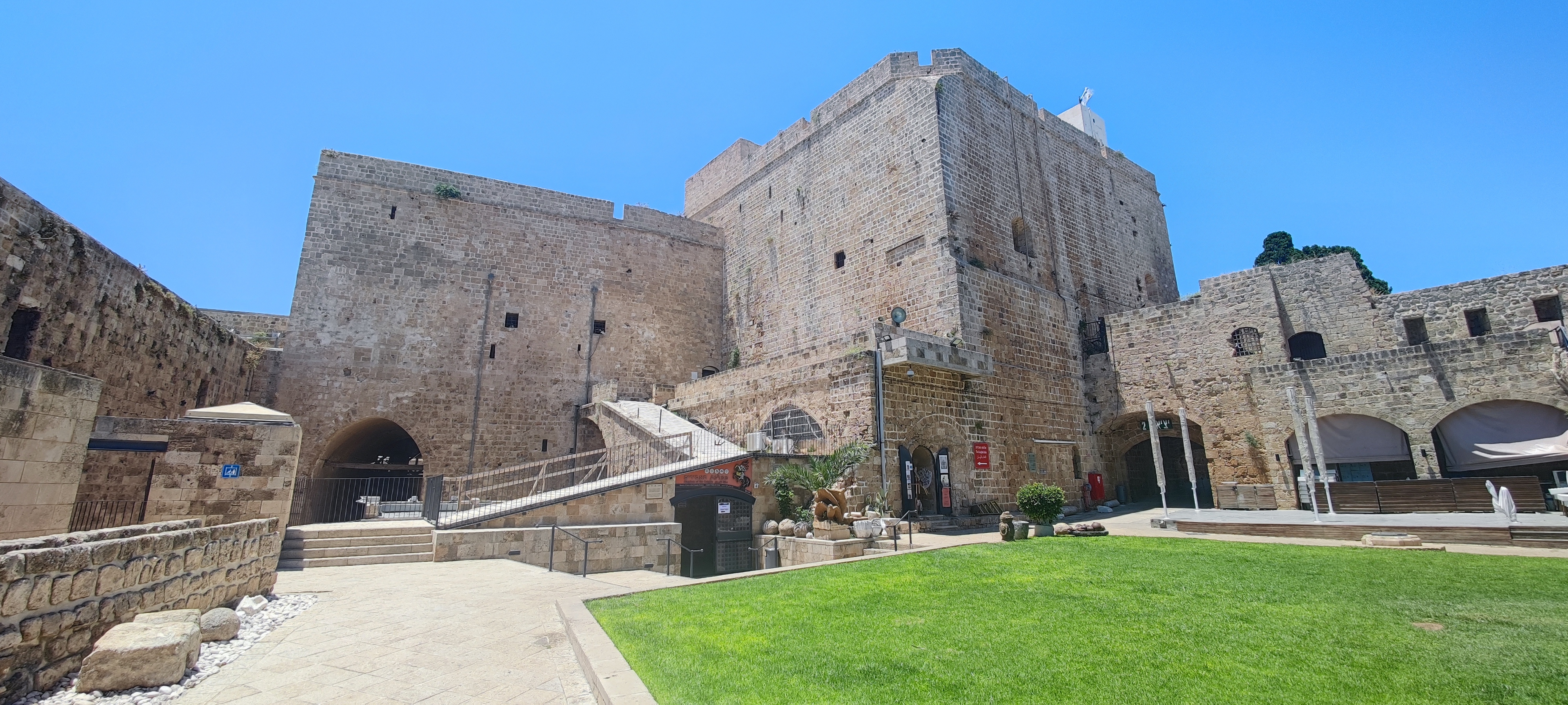 אולמות האבירים בעכו