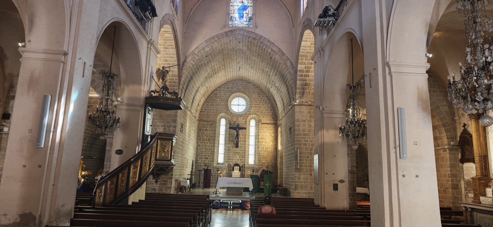 חזית הכנסייה והחלל הפנימי