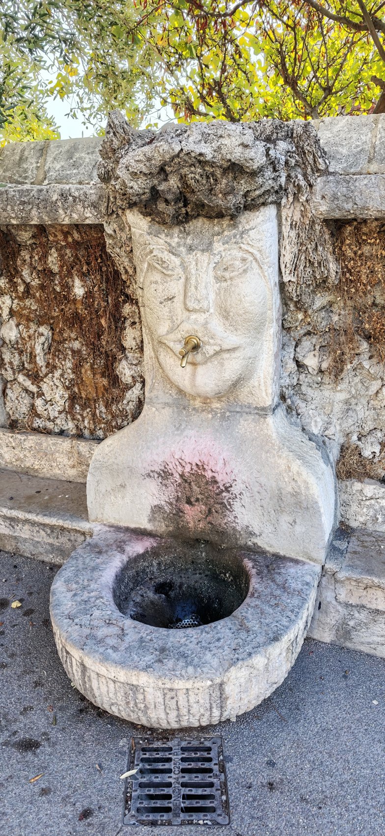 הכיכר, המזרקה והרחובות בתחילת הביקור