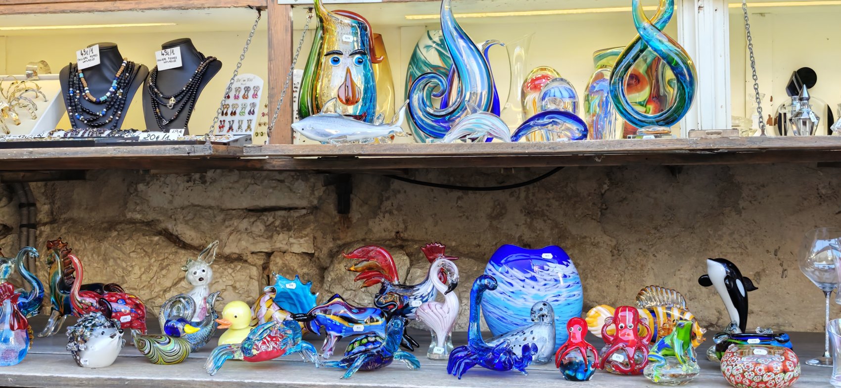 החנויות והצבעים בין בתי האבן