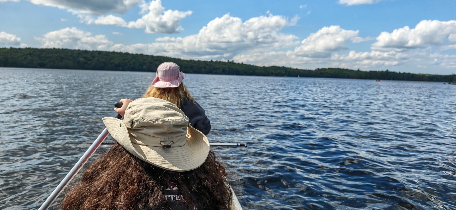 שיט בקאנו באלגונקווין: שעה וחצי של כיף על Canoe Lake