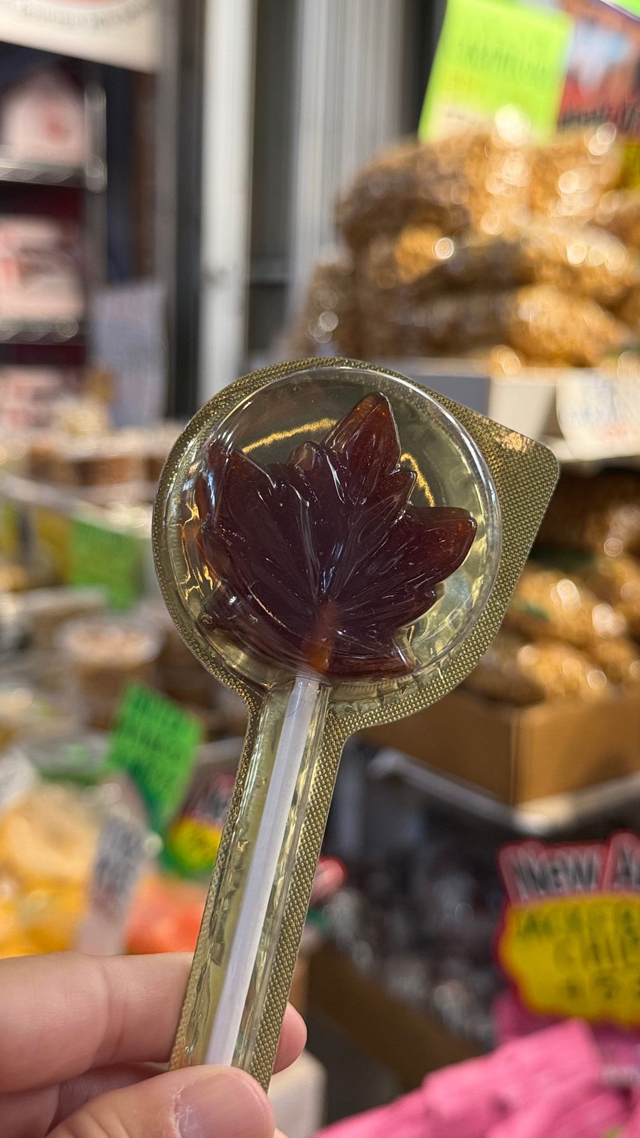 ממתק בצורת עלה מייפל בשוק