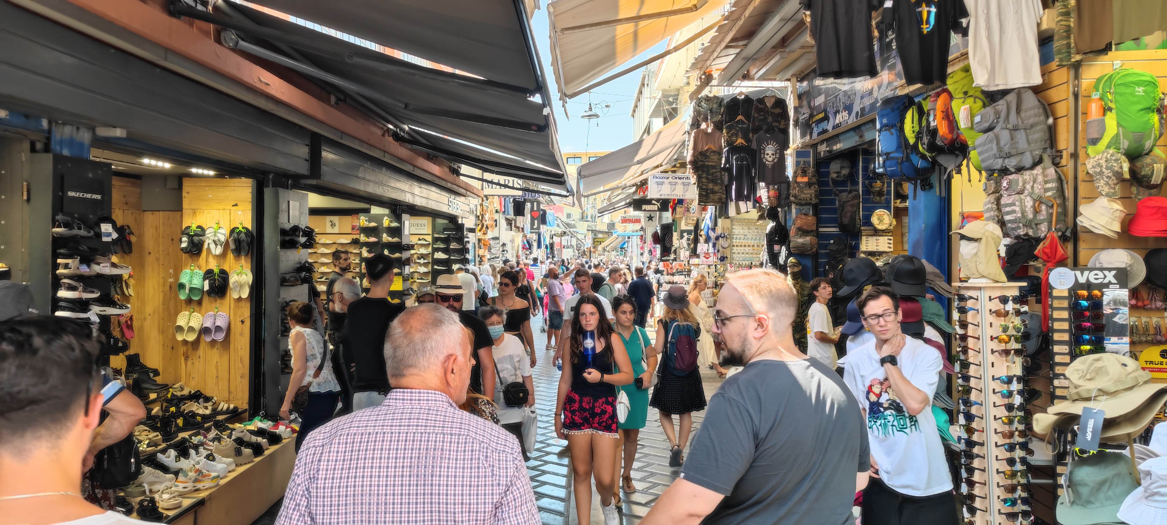כיכר מונאסטירקי ושוק הפשפשים: המרכז ההומה של אתונה