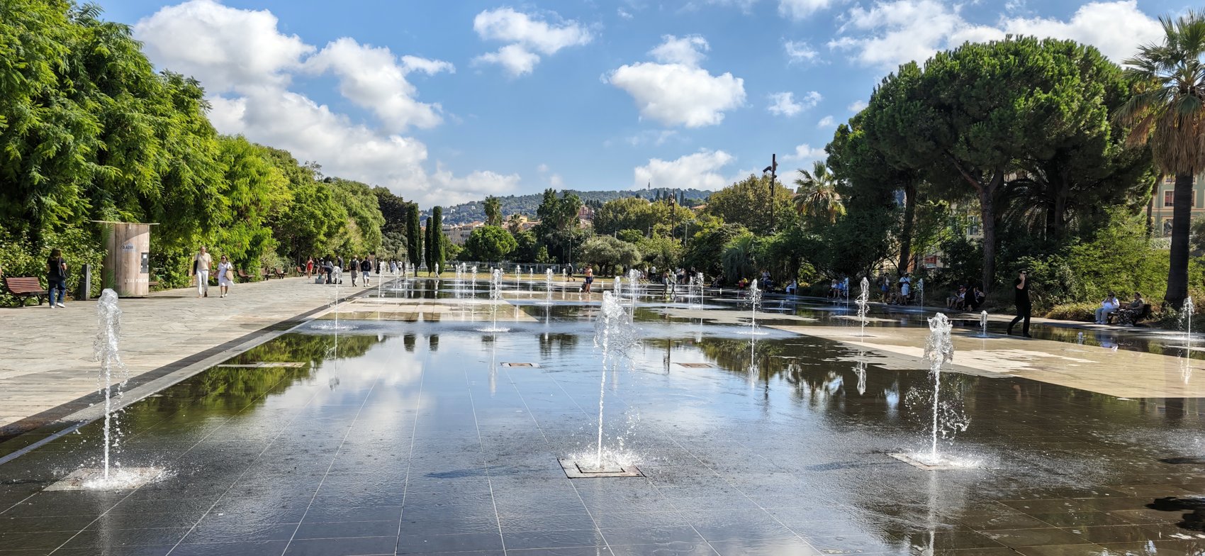 כיכר מסנה ואזור המזרקות בניס
