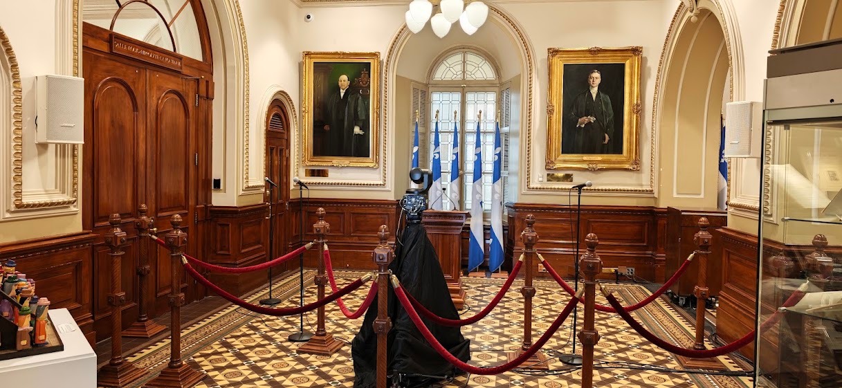 מסדרון מעוטר בתוך בניין הפרלמנט