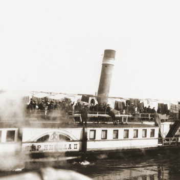 Jewish refugees from the Kladovo transport aboard the Czar Nichola II riverboat.jpeg