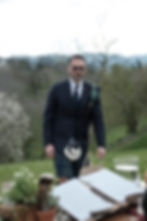 lo sposo si avvicina all'altare