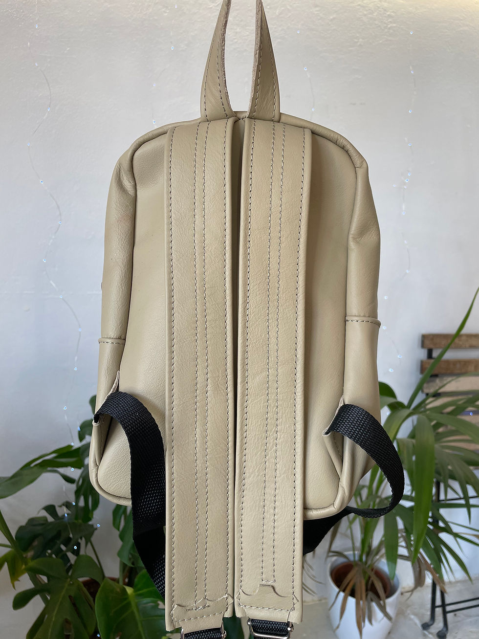 Μικρογραφία: detail of leather grey backpack with leather straps