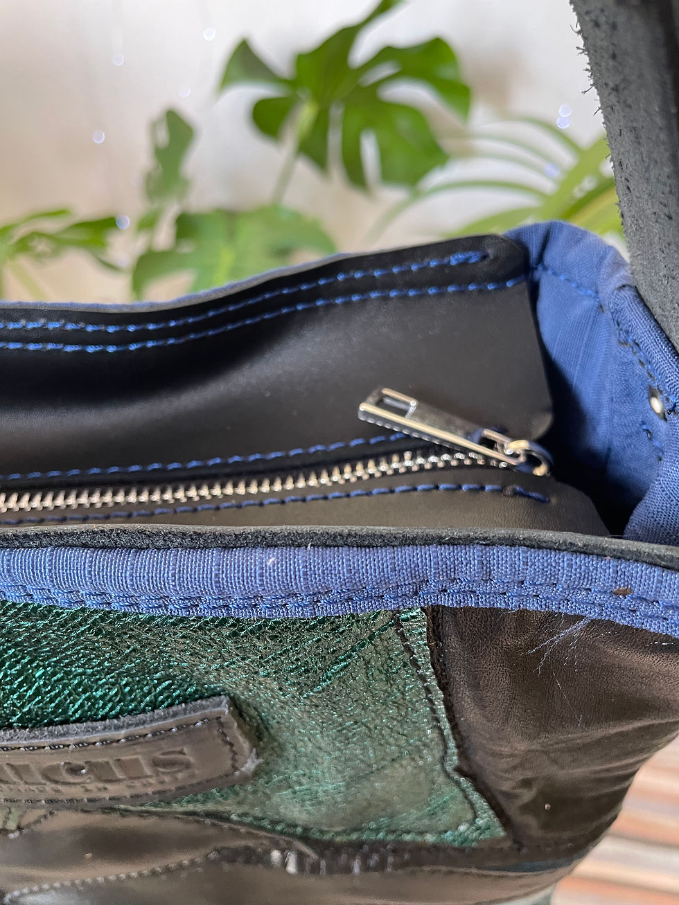 Μικρογραφία: zipper detail of handmade leather bag