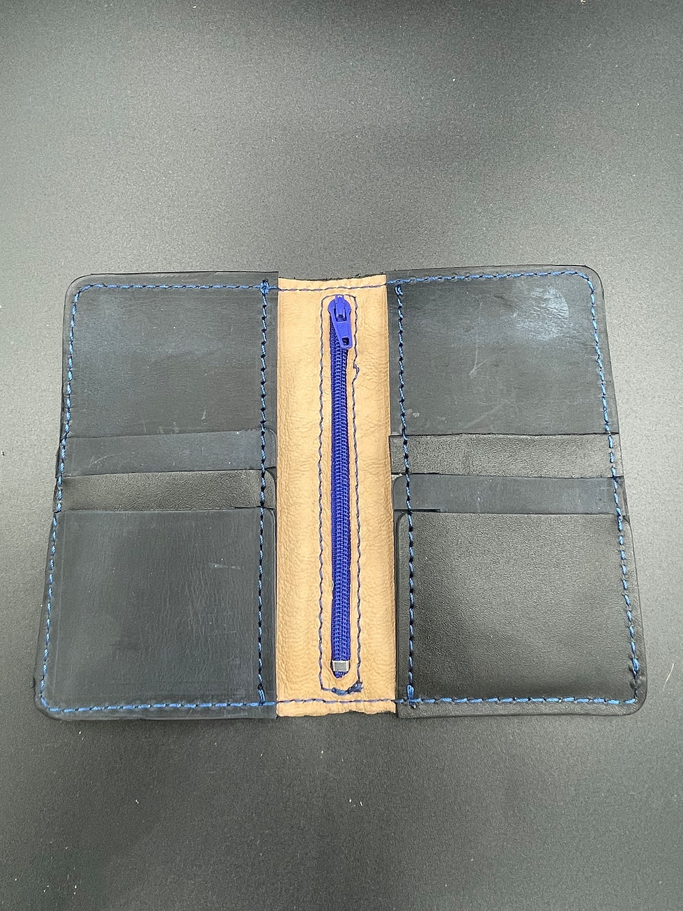Μικρογραφία: Interior view of handmade leather wallet with card compartments