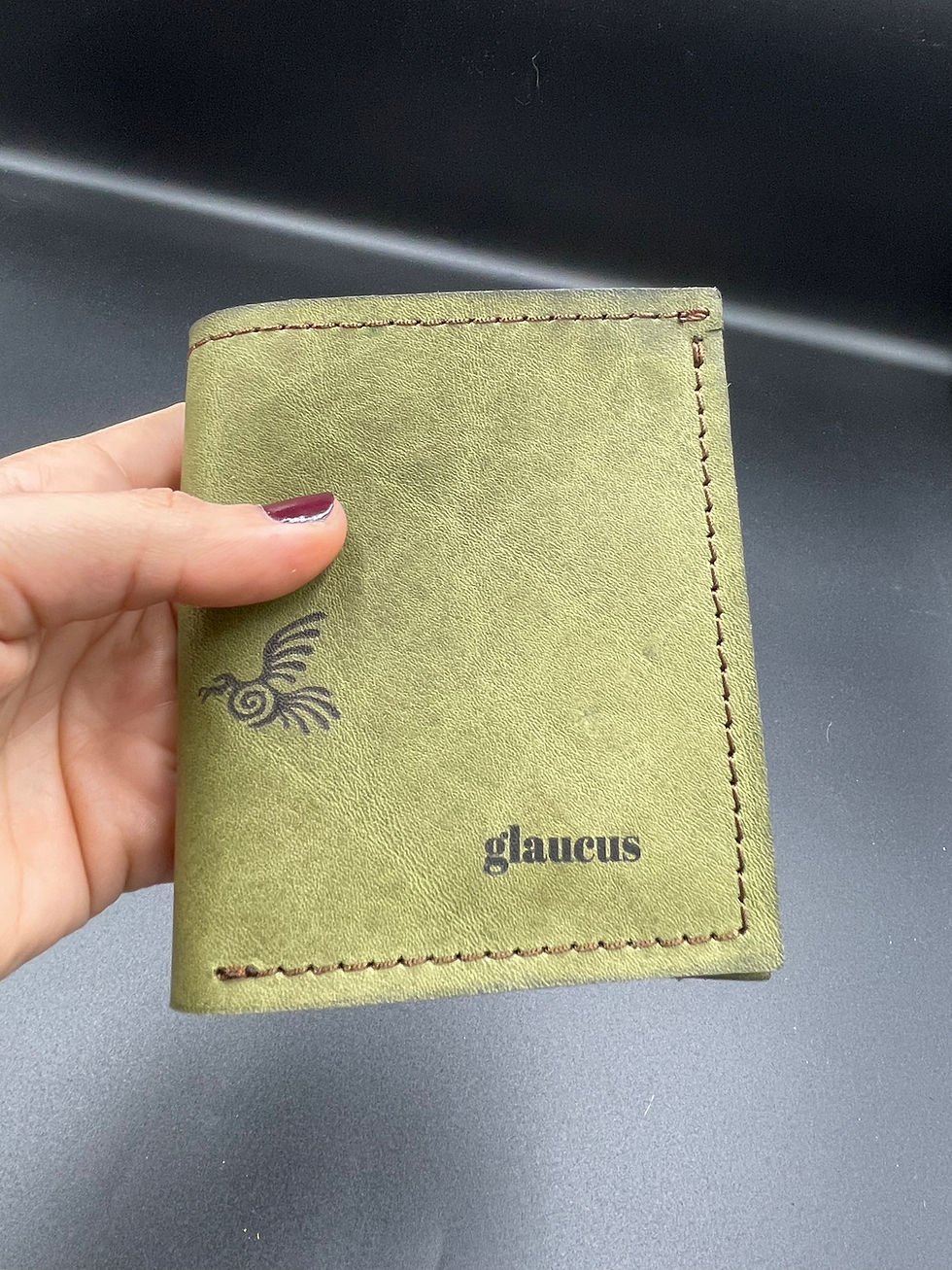 Μικρογραφία: Stitching detail on handmade green bifold leather wallet
