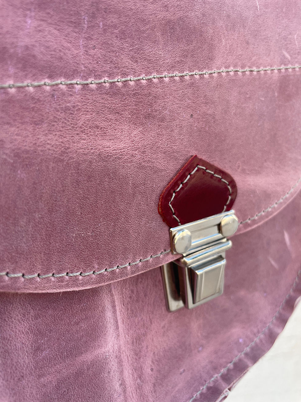 Μικρογραφία: Detail of silver buckle in cretan handmade leather pink bag.