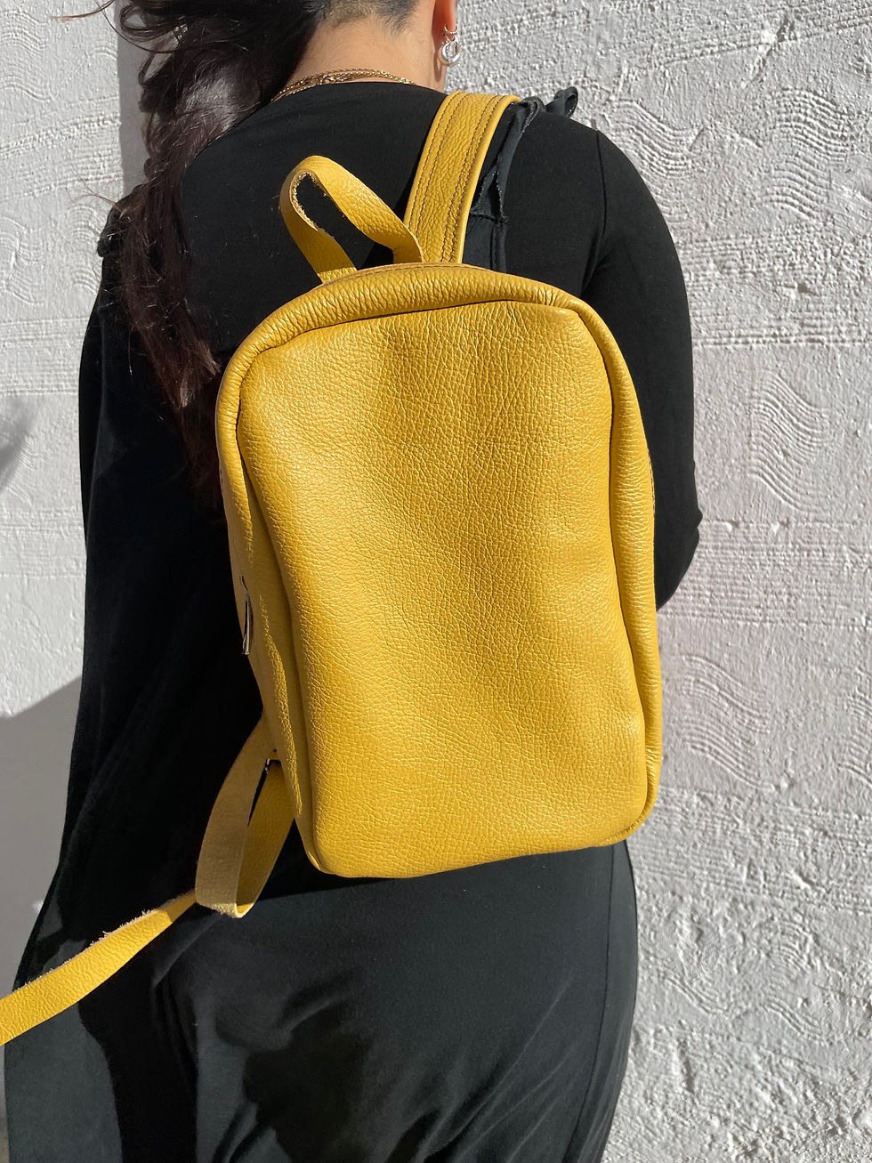 Μικρογραφία: woman with Yellow Dollaro Leather Backpack – Everyday Minimal Style