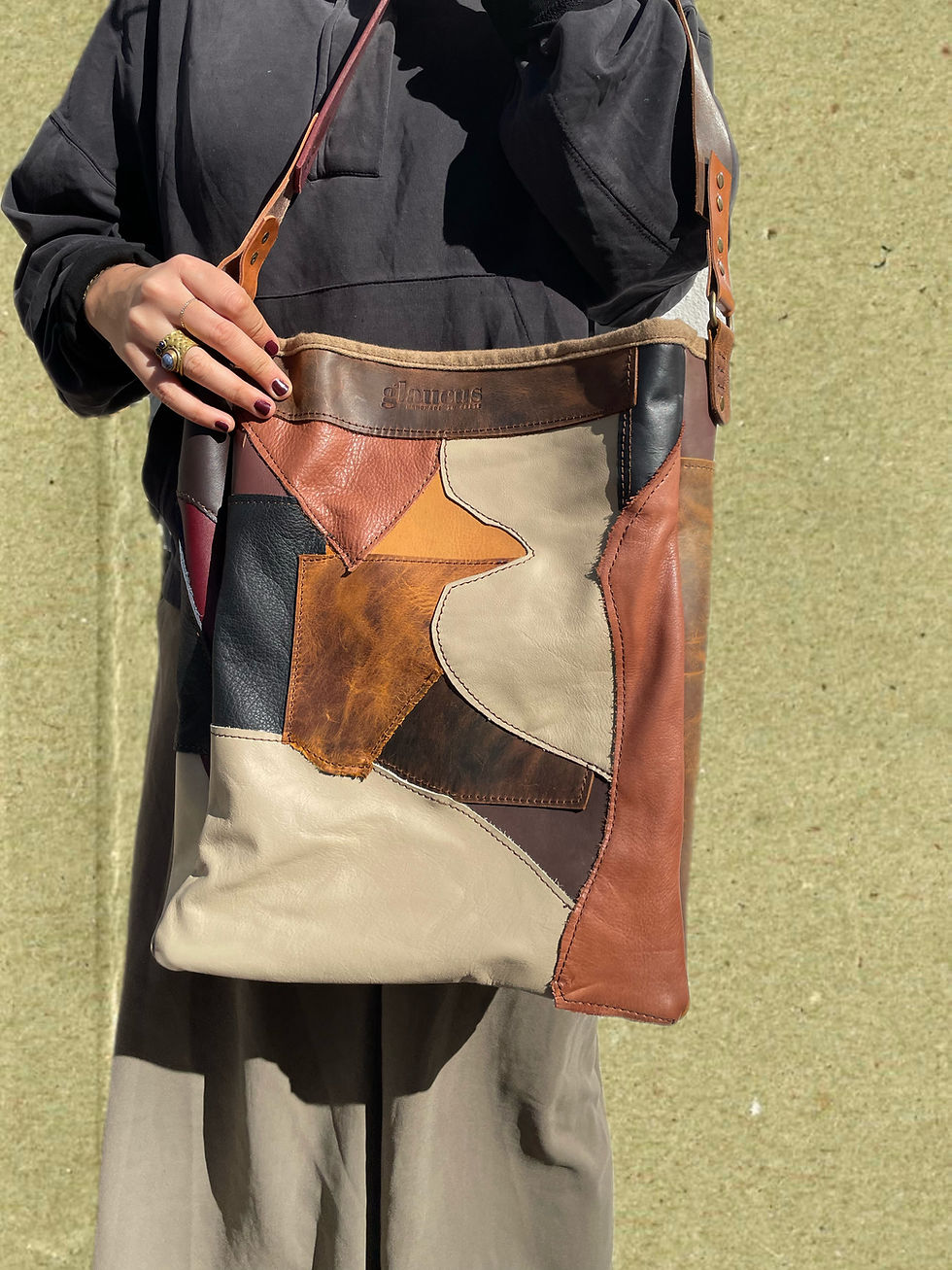 Μικρογραφία: Woman wearing landscape patchwork leather tote bag
