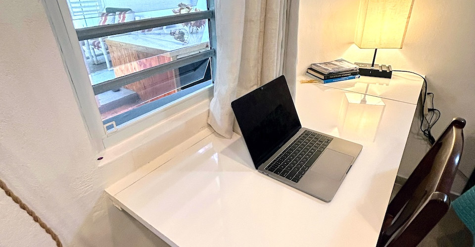 Workstation in Ganja room Labellevue Antigua