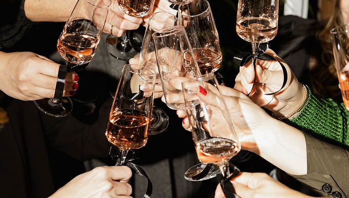 ljudi nazdravljaju na domjenku s pjenušcem